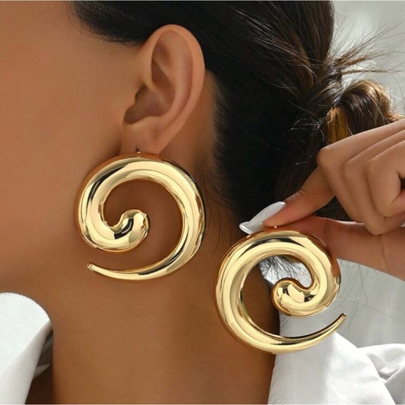 Jewelry - Elegant Gold Swirl Earrings
